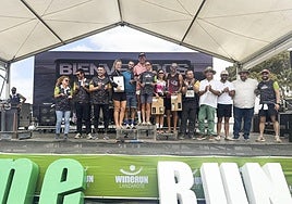 Vencedores con autoridades, en Uga.