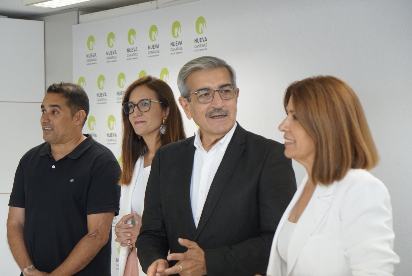 Imagen de Román Rodríguez junto a miembros de Nueva Canarias.