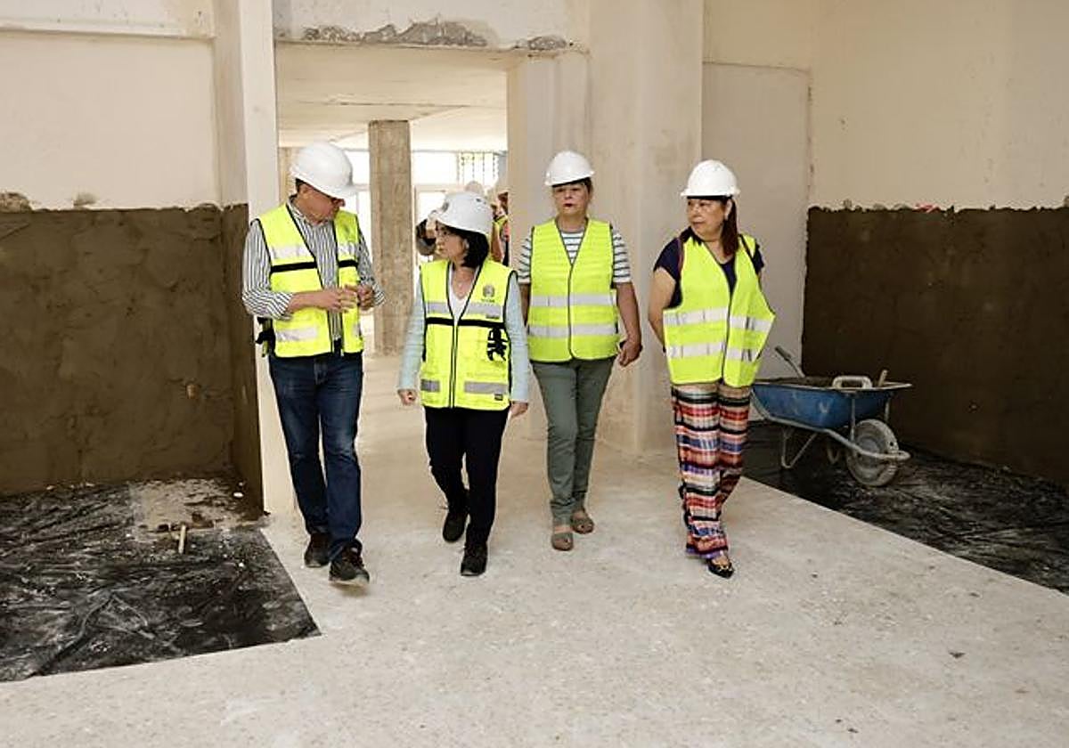 Mauricio Roque, Carolina Darias, Nina Santana y Carmen Luz vargas durante una visita a las obras.