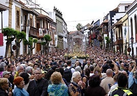 La imagen de la Virgen ocupa de nuevo su lugar en la villa mariana de Teror.