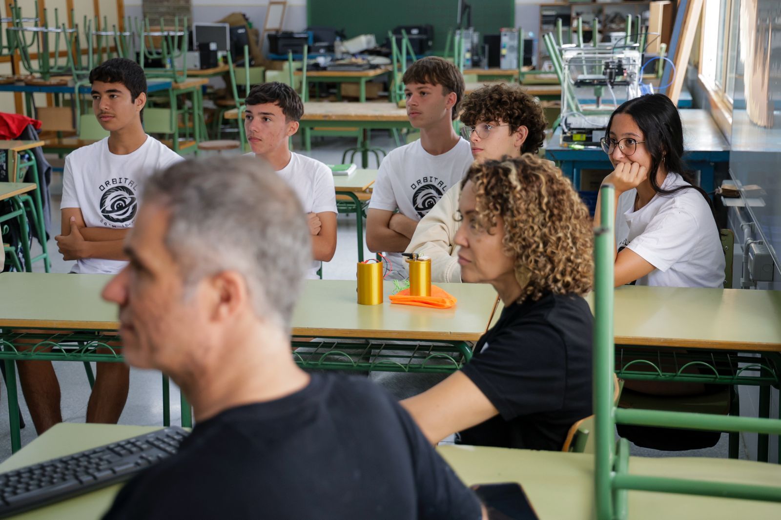 El alumnado del IES El Tablero y el pequeño satélite casero con el que conquistó Canarias