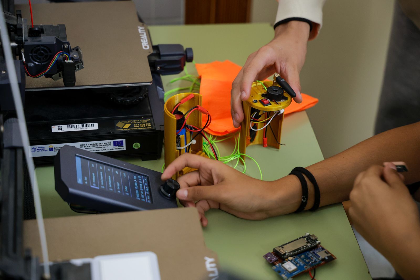 El alumnado del IES El Tablero y el pequeño satélite casero con el que conquistó Canarias