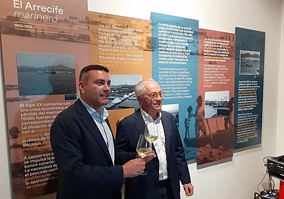 Oswaldo Betancort y Fermín Otamendi, brindando en la apertura de la muestra.