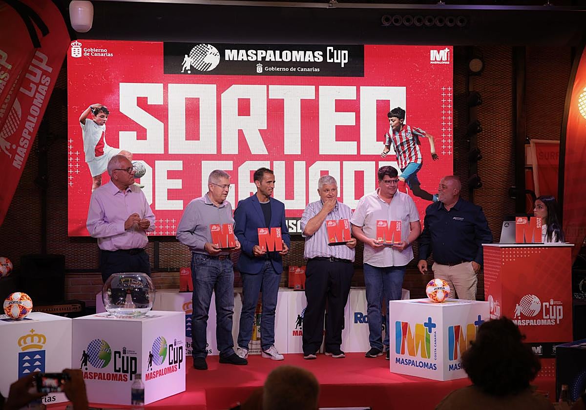 Autoridades presentes en el acto de presentación de la edición de este año de la competición.