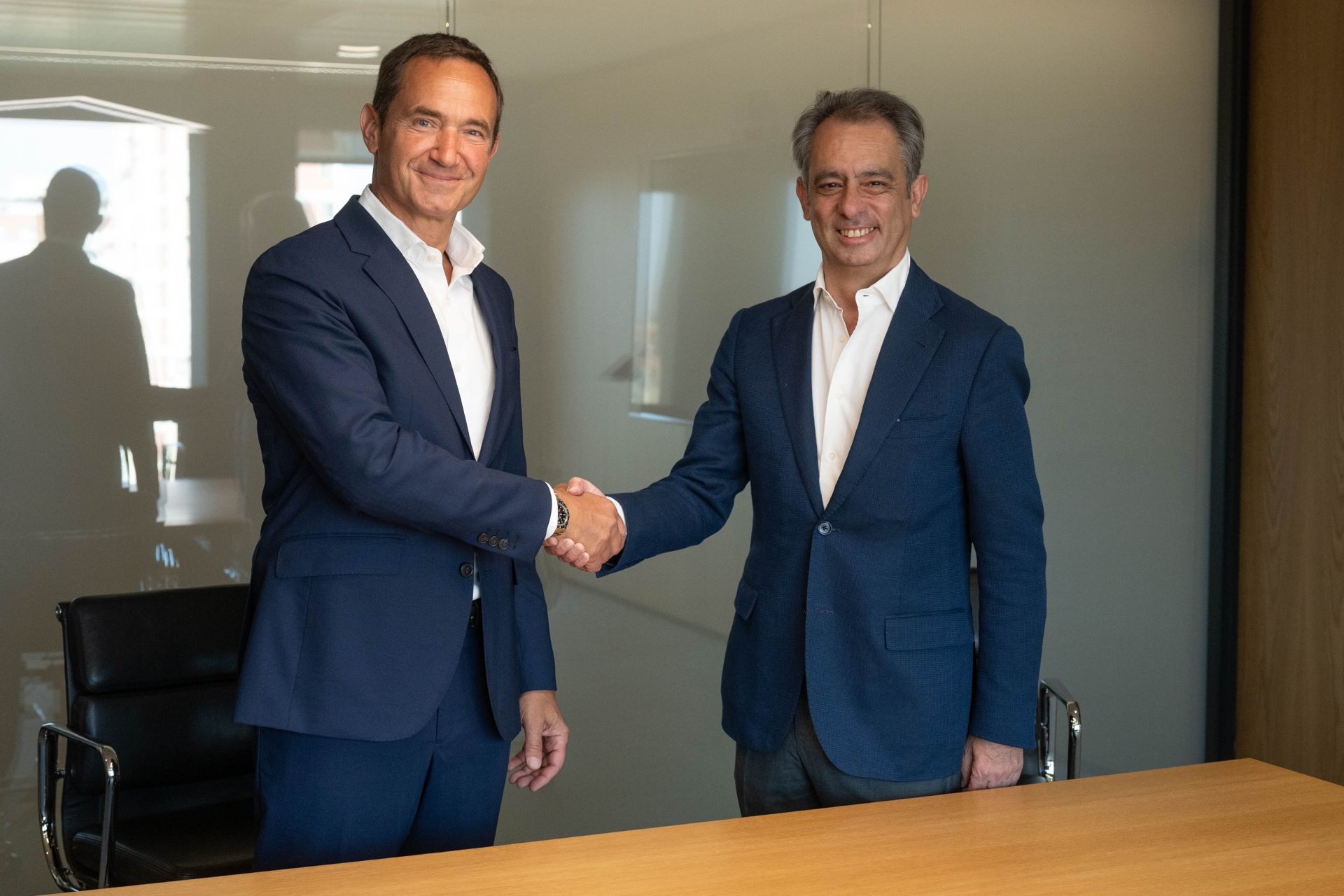 Pierre-Yves Sachet, director de Mobility de Moeve y Carlos Vecino, director general de Comercialización de Naturgy, en la firma del acuerdo.