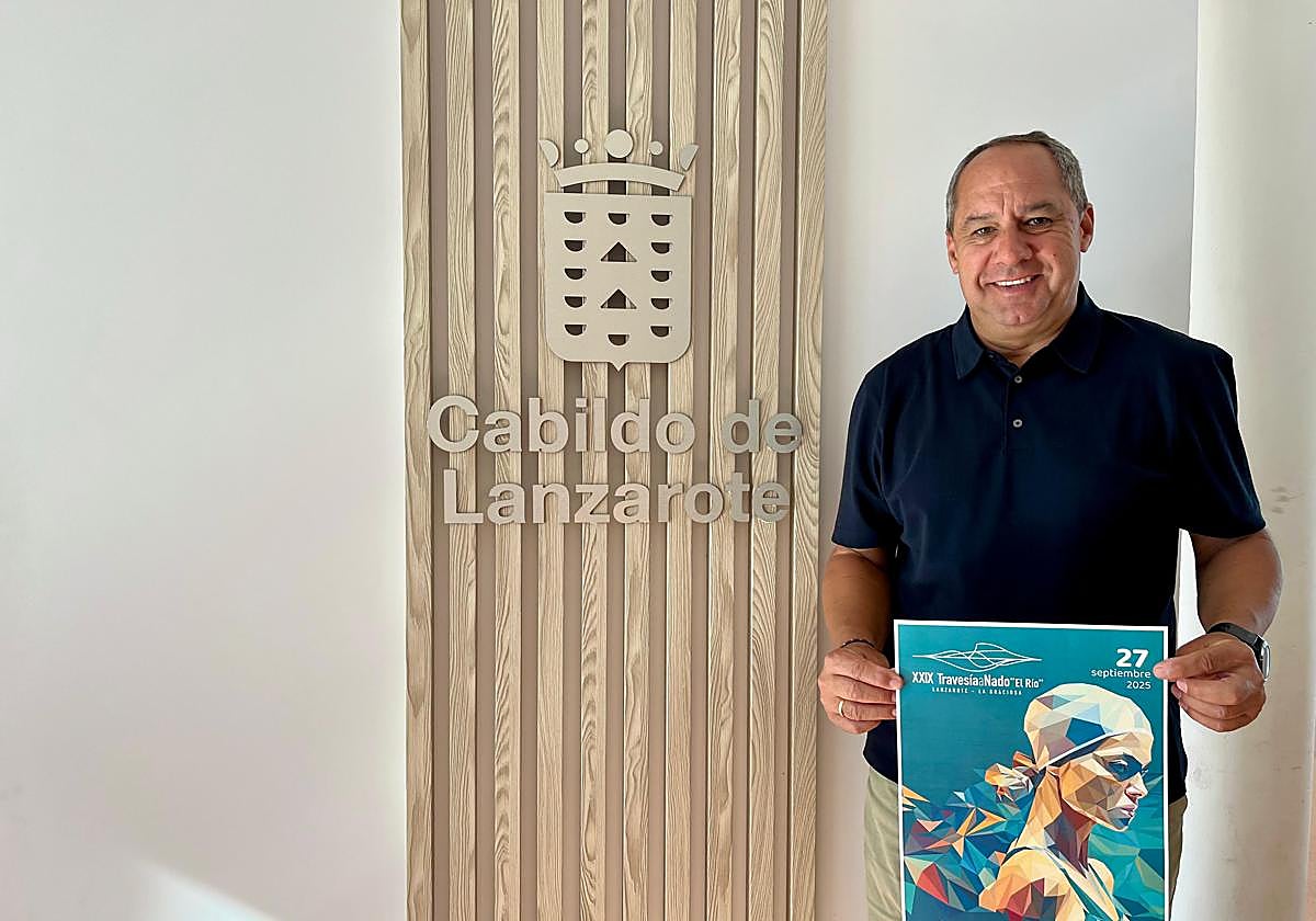 Juan Monzón, con el cartel de la prueba.