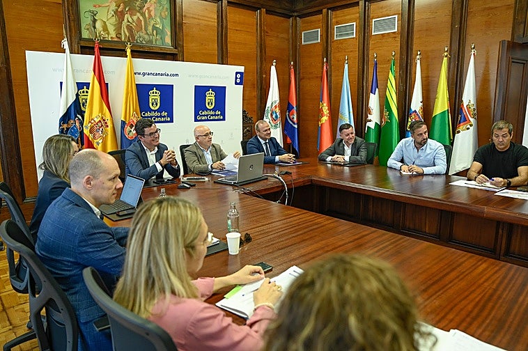 Imagen de una de las reuniones técnicas con el alcalde de Telde y el concejal de Vías y Obras presentes en ella.