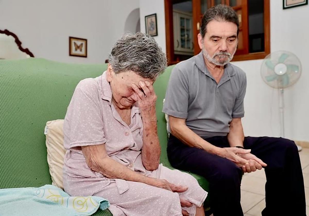 Margarita, abatida, junto a uno de sus hijos.