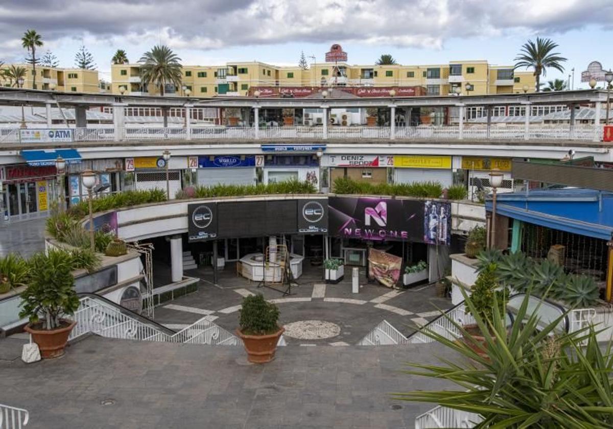 Vista general del centro comercial Plaza Maspalomas, en Playa del Inglés.