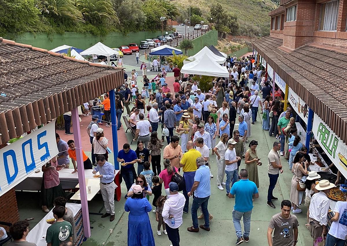 Imagen secundaria 1 - Atlantic School celebró este sábado su Fiesta de Fin de Curso y Mercadillo Solidario a favor de Pequeño Valiente