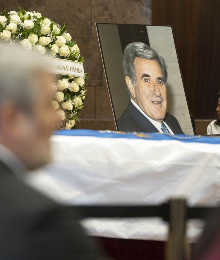 Imagen secundaria 2 - Familiares y políticos despiden a Manuel Hermoso en la capilla ardiente de Presidencia