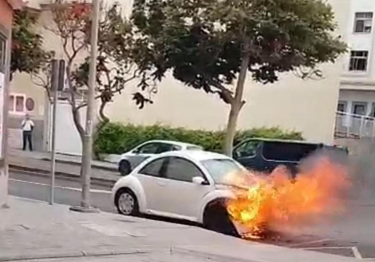 Alarma en Arucas tras el incendio de un vehículo en plena calle.