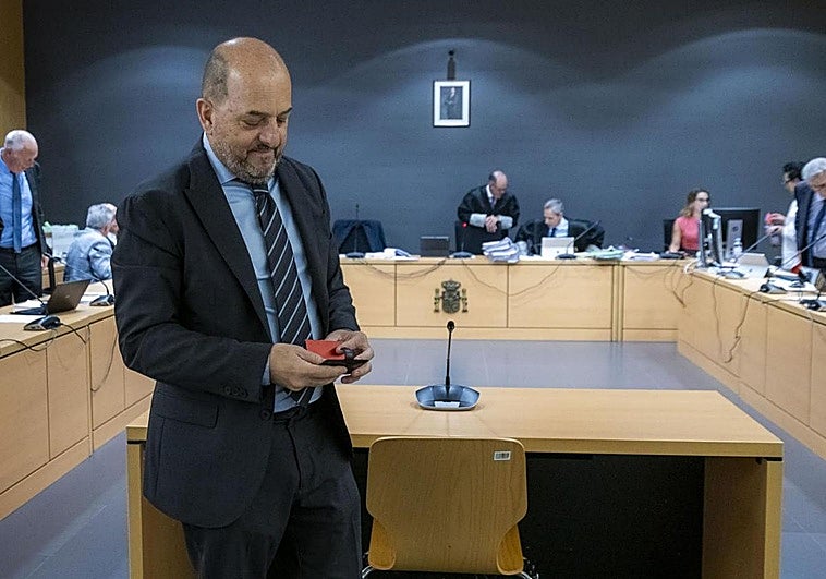 El exalcalde Juan José Cardona, tras prestar declaración.