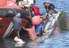 Imagen del vuelco de un cayoc en el puerto de La Restinga, en El Hierro, en mayo. Murieron siete personas, entre ellas dos niñas y una adolescente.