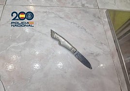 Imagen del cuchillo metálico con una hoja de 10 centímetros empleada por el detenido.