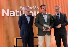 Fernando Rodríguez García, director territorial de Canarias de Asociación Provivienda en el momento de recibir el premio.