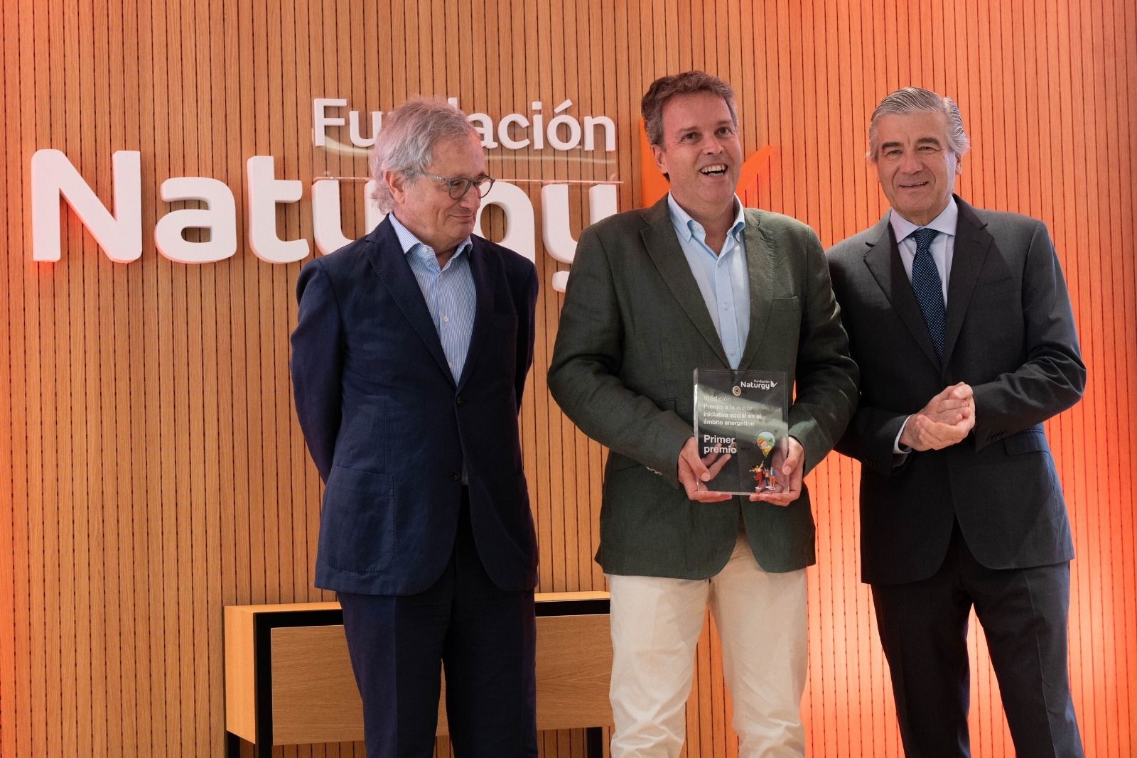 Fernando Rodríguez García, director territorial de Canarias de Asociación Provivienda en el momento de recibir el premio.