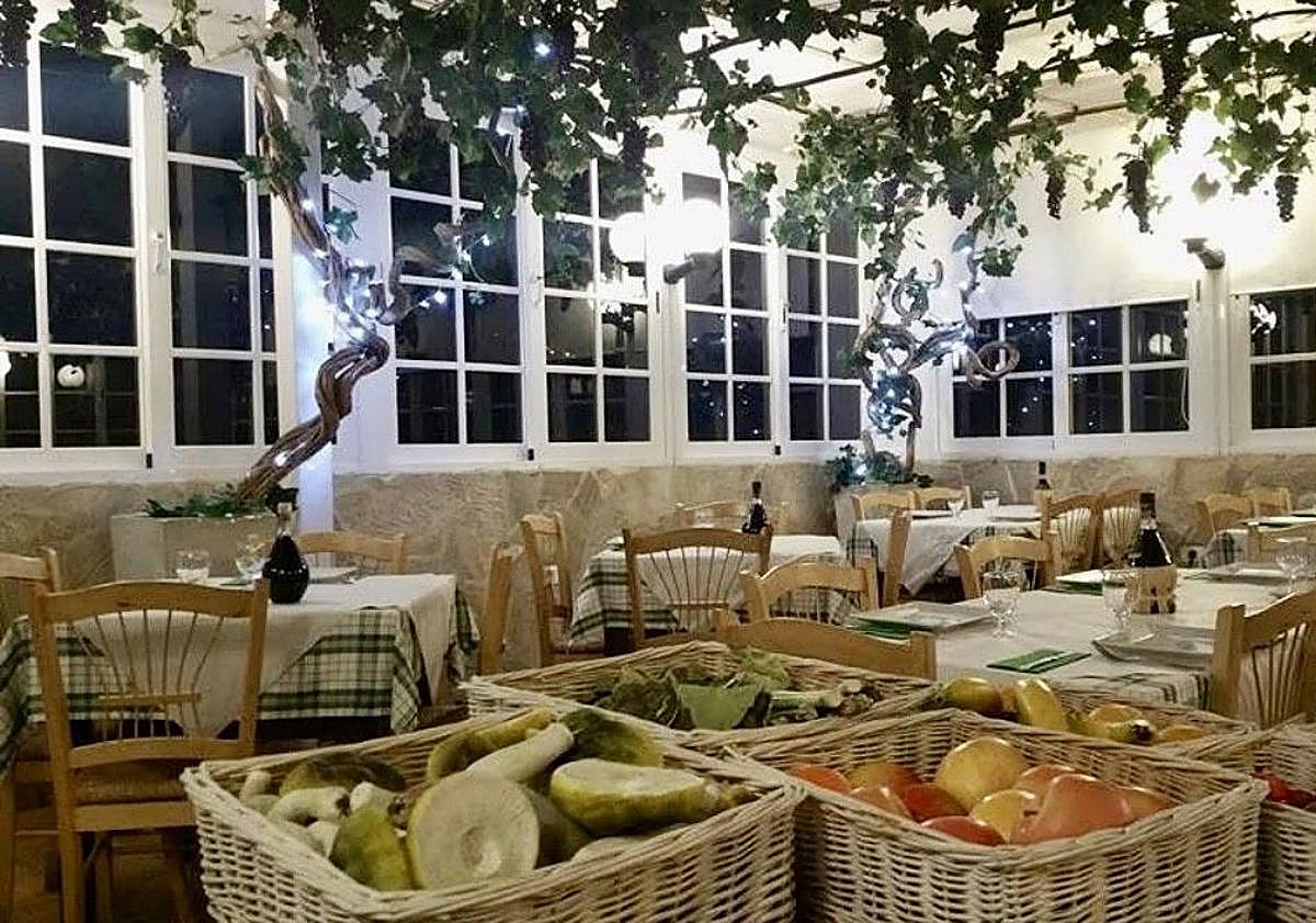 Imagen principal - Sala, horno y fachada de O´Sole Mío Tafira