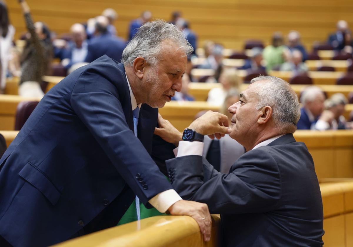 El ministro de Política Territorial, Ángel Víctor Torres (i), en el Pleno del Senado.