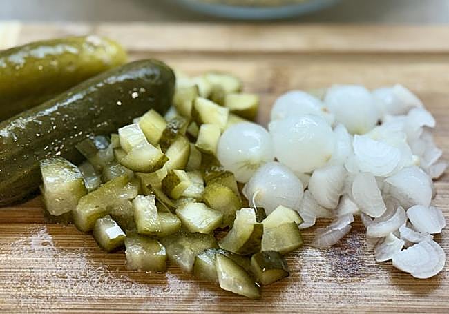 Cortamos y añadimos los encurtidos