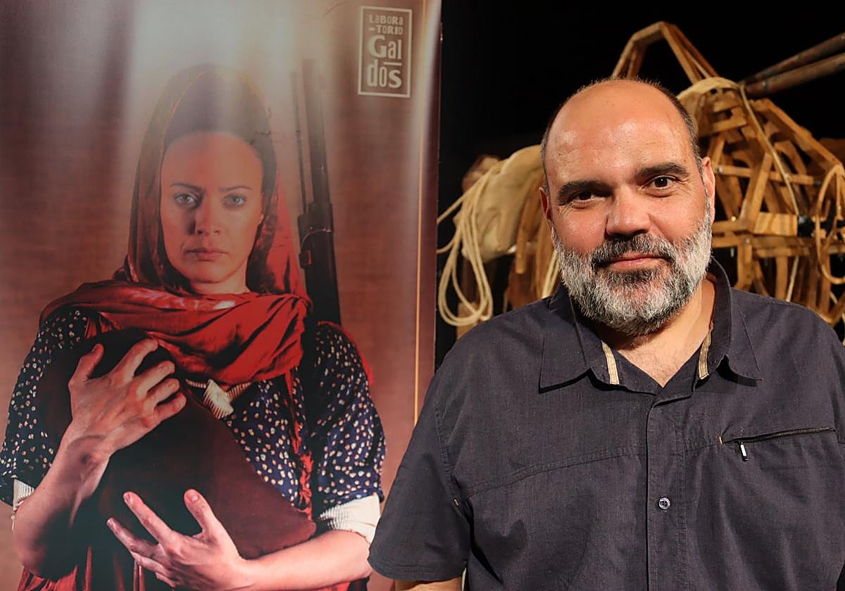 Mario Vega, junto al cartel de 'SAHARA. La barca del desierto'.