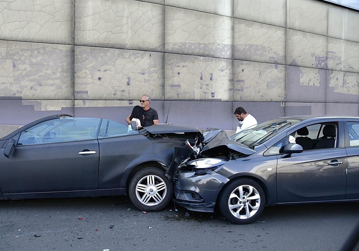 Imagen de los dos coches accidentados.