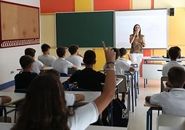 Imagen de archivo de una profesora dando clases.