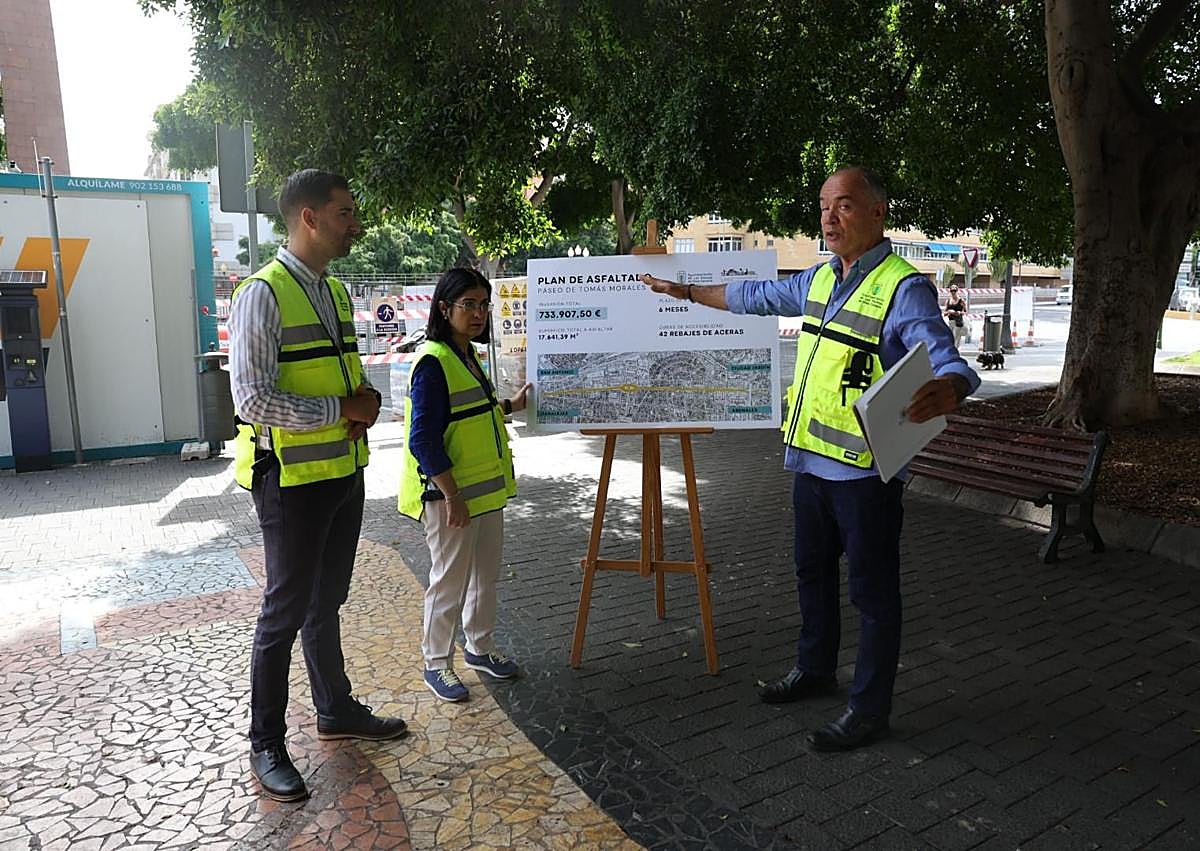 Imagen secundaria 1 - Aspecto que presenta la vía, la presentación de la obra con Darias y Díaz y el cartel que anuncia cortes de tráfico por los trabajos.