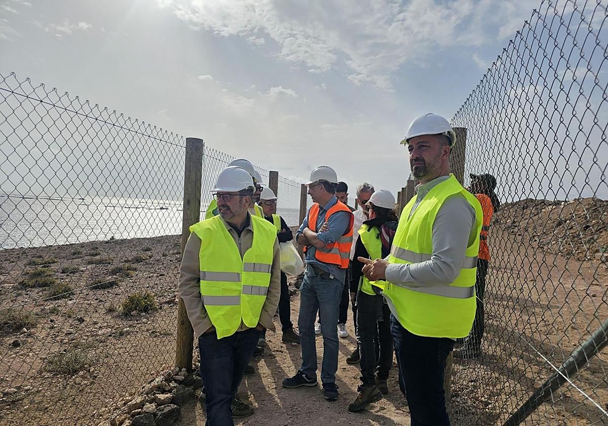 Un momento de la visita a los trabajos iniciados en el Sitio de Interés Científico de Tufia.