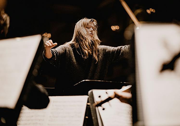 Barbara Hannigan, dirigiendo.