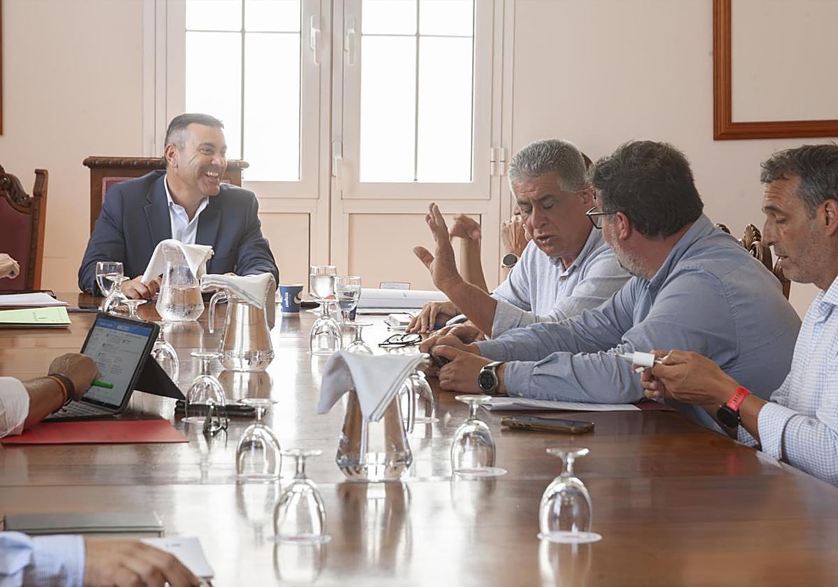 Preámbulo de la asamblea del Consorcio del Agua, en dependencias del Cabildo.