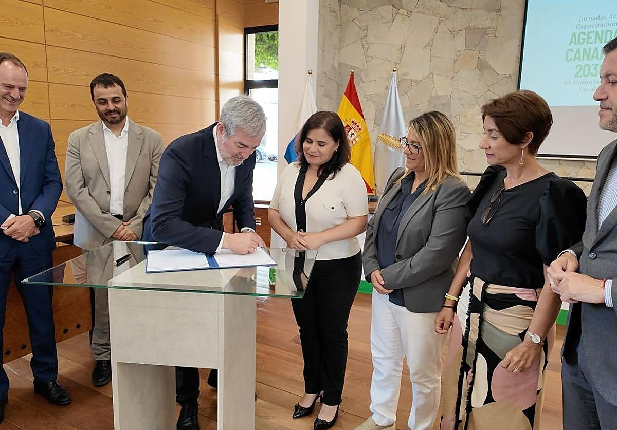 El presidente de Canarias, Fernando Clavijo, aseguró ayer que con la RIC se contruirán 10.000 viviendas. Ayer, en un acto con la Fecam.