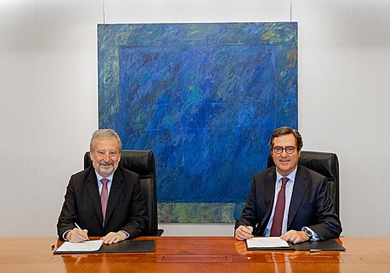 El presidente de CaixaBank, Tomás Muniesa, y el presidente de CEOE, Antonio Garamendi.