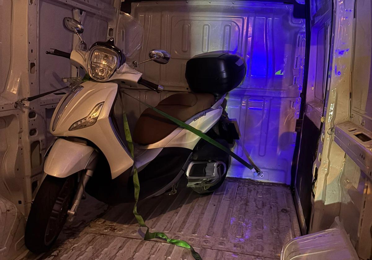 La moto robada y asegurada en el interior del furgón.