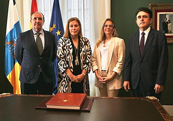Imagen de la reunión con los operadores jurídicos en el Parlamento de Canarias.