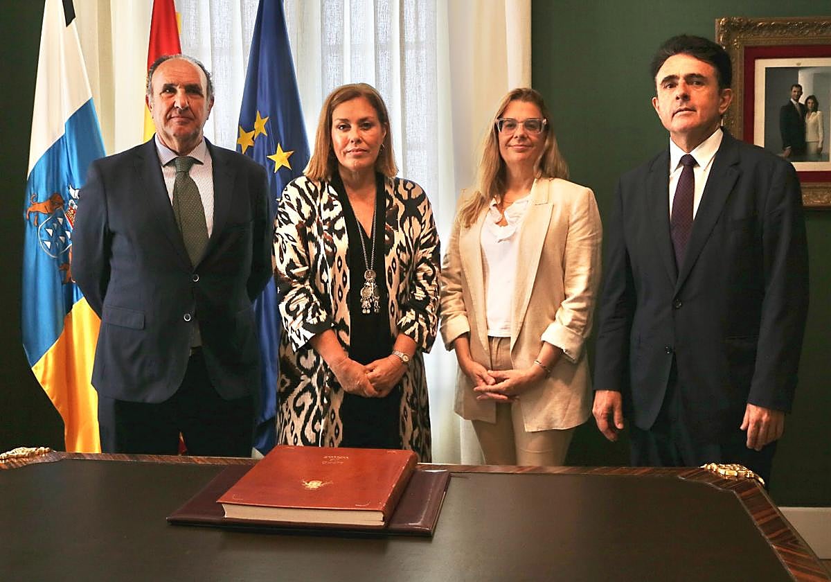 Imagen de la reunión con los operadores jurídicos en el Parlamento de Canarias.