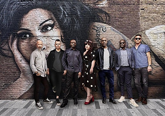 Los integrantes de The Amy Winehouse Band con la cantante Bronte Shand.