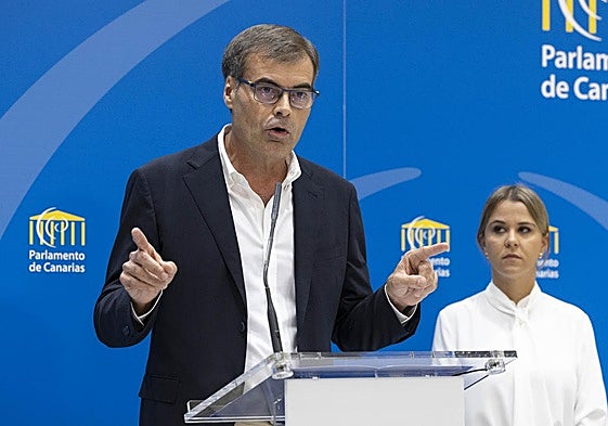 Los diputados del PP Jénnifer Curbelo y Fernando Enseñat, en rueda de prensa en el Parlamento de Canarias.