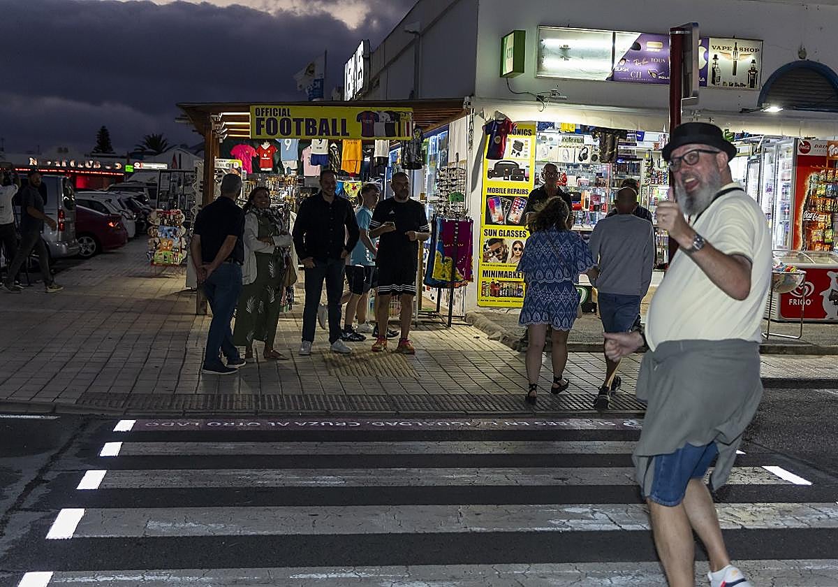 Peatón dando el visto bueno a la nueva infraestructura.