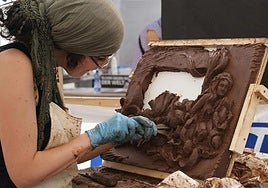 Una artista trabaja en su estudio.