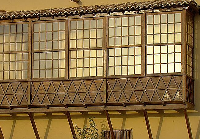 Balcon acristalado del lado oeste del inmueble.