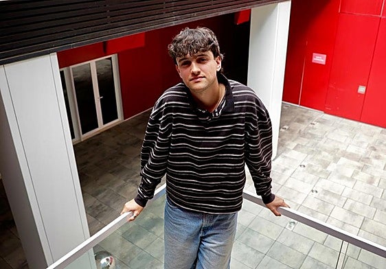 El artista Lewis Potter posando para CANARIAS7 en El Sebadal.