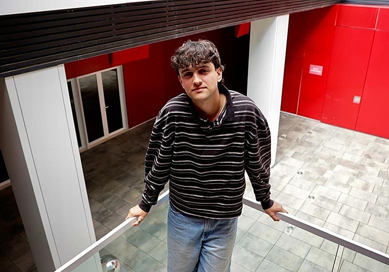 El artista Lewis Potter posando para CANARIAS7 en El Sebadal.