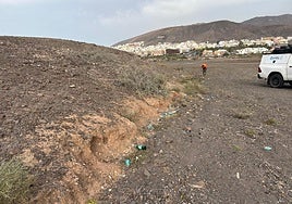 Tareas de limpieza a la altura de la entrada a Gran Tarajal.