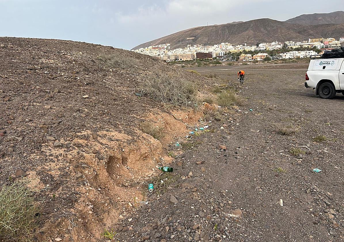 Tareas de limpieza a la altura de la entrada a Gran Tarajal.