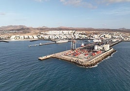 Muelle comercial de la capital y, en segundo término, el de cruceros.