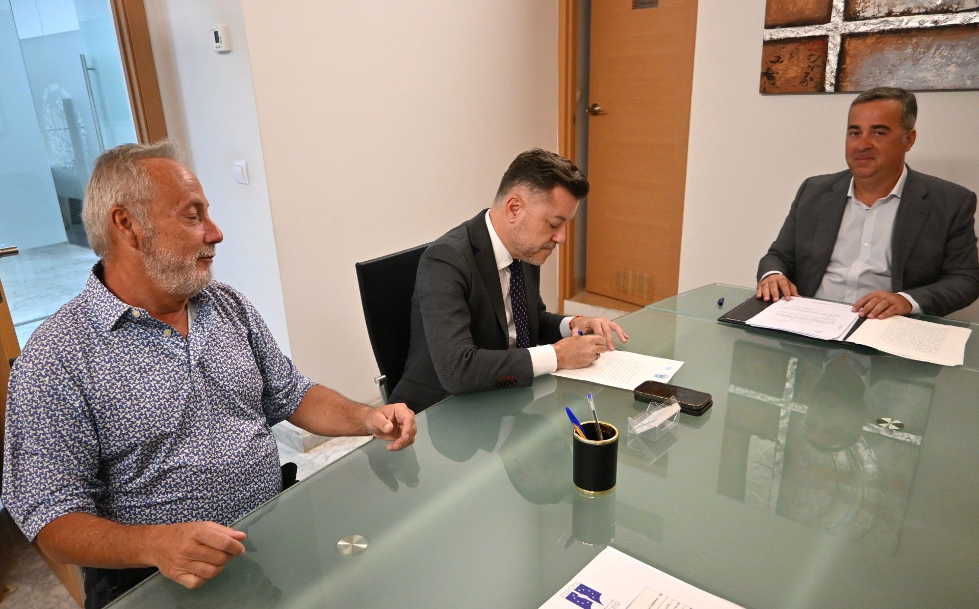 Teodoro Sosa, alcalde de Gáldar, en la firma del contrato de arrendamiento.