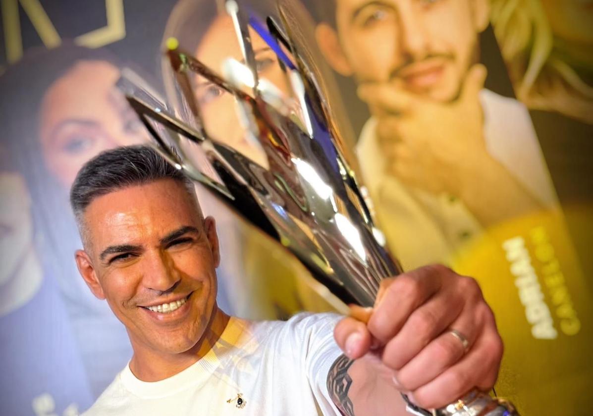 Yeray Cruz, con su trofeo acreditativo.