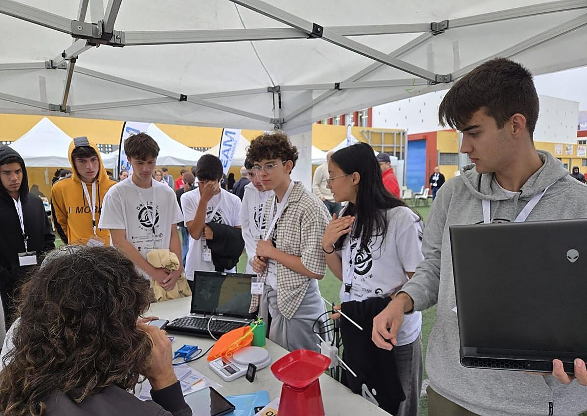 Imagen secundaria 1 - En la foto superior y debajo, dos momentos de la competición en la fase regional de Canarias, en Guía. Al lado, de repaso, viendo los vídeos en clase.