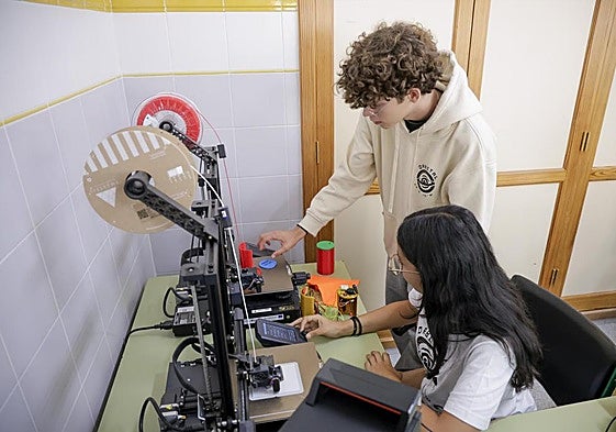 Héctor y Laura, diseñando la lata en la impresora 3D.